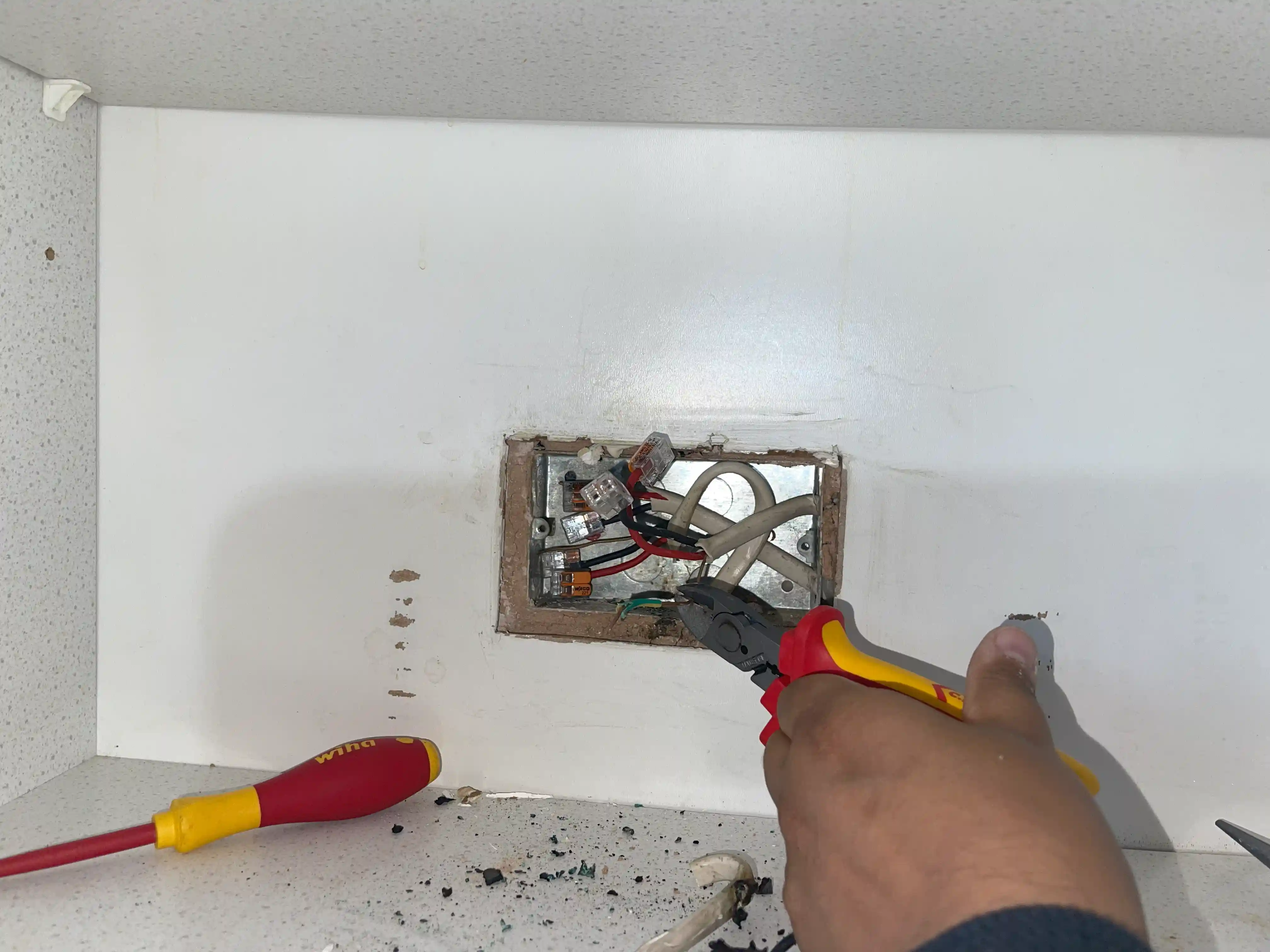 24 Hours Emergency Electrician near Newbury